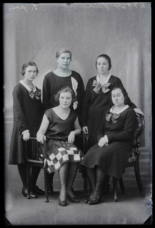 Grupp naisi, (foto tellija Veinberg).