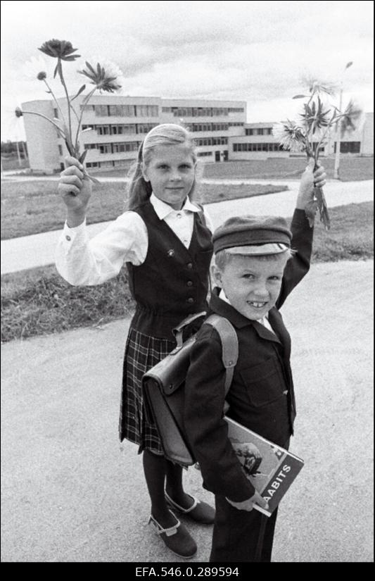 1.september. Kooli!
Lapsed lillede ja aabitsatega.