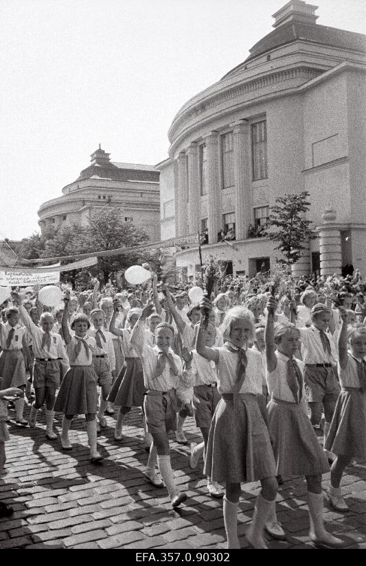 Koolinoored Eesti NSV 1960. a üldlaulupeo rongkäigus Estonia puiesteel.