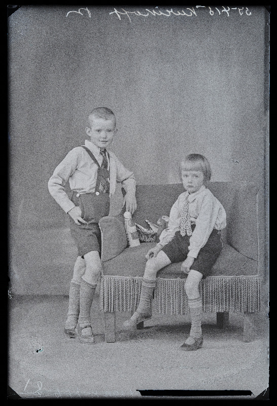 Kaks poissi, (foto tellija Kurrikoff).