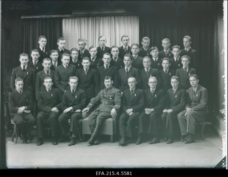 Viljandi progümnaasiumi õpetajad ja viienda klassi õpilased.