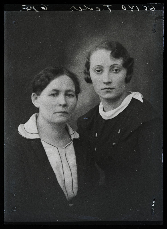 Kaks naist, (foto tellija Teder).