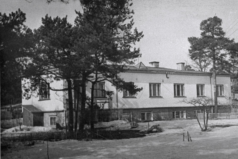 Maja Kivimäel Raudtee t 120, kus on elanud kirjanikud Jaan Kärner ja Hugo Raudsepp.