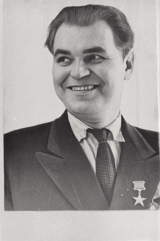Puuvillakombinaadi Kreenholmi Manufaktuur meistriabi, sotsialistliku töö kangelane Lenini ordeni kandja L. Kronk.