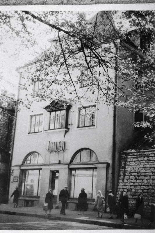 Hoone Vaksali t 11, kus on elanud maalikunstnik Henrik Olvi ja kirjanik Jaan Kärner.