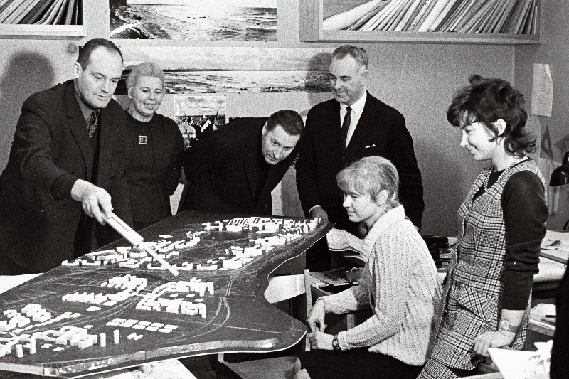 RPI Eesti Projekt peaarhitekt Mart Port (vasakult), arhitekt Malle Meelak, projekti peaarhitekt Hugo Sepp, projekti peainsener Karl Tallo  ning arhitektid Ene Aurik ja Irina Rand Lasnamäe linnaosa maketi juures.