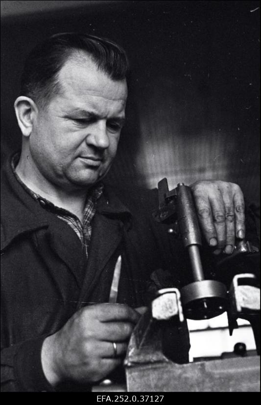 Kontrollmõõduriistade Katsetehase mehaanikajaoskonna remondilukksepp Herbert Laugas.