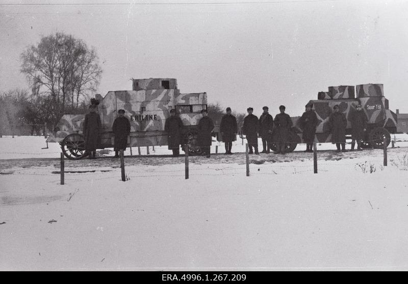Soomusautode kolonni soomusautod "Erilane" ja "Suur Tõll" koos meeskondadega pärast Vabadussõja lõppu [1920]