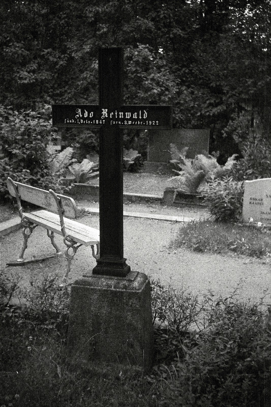 Kirjanik Ado Reinvaldi hauatähis Raadi kalmistul.