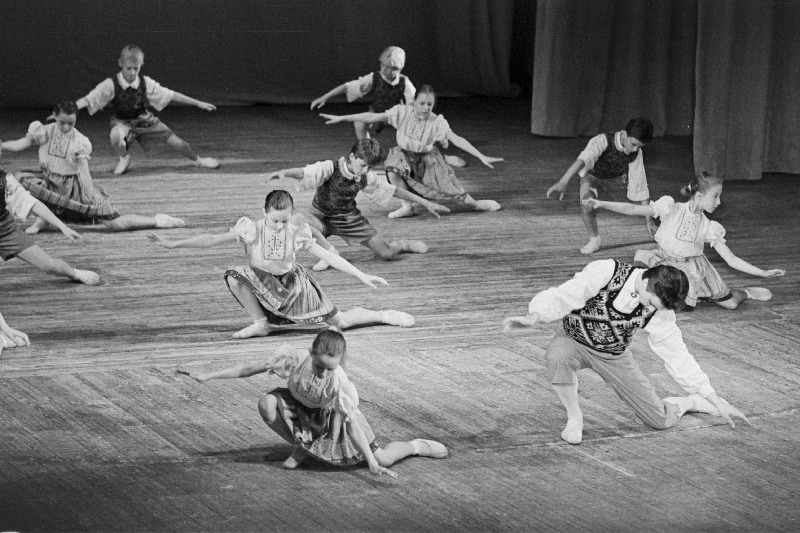 Tallinna Koreograafiakooli õpilased esitavad V. Tormise ja Ü. Vinteri Eesti tantsu.