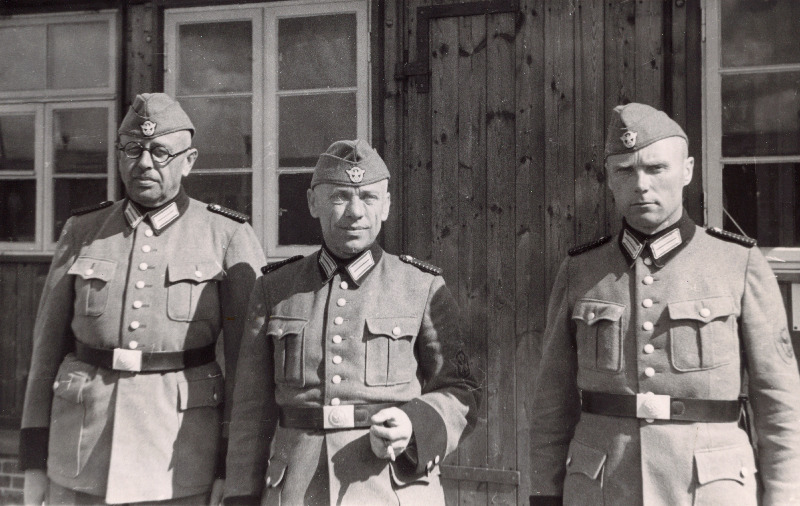 Eestlastest formeeritud Idapataljoni 6. kompanii staap: pastor Aleksander Mägis, kapten aul Laamann ja veltveebel Anderson.