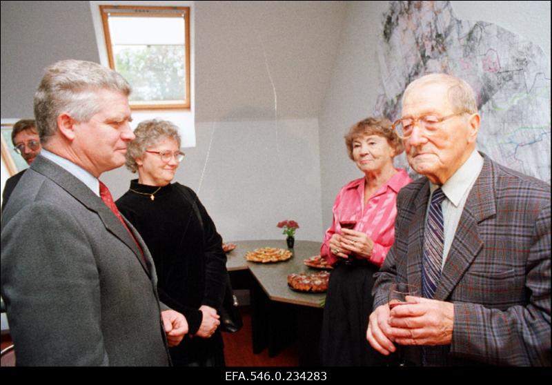 Mälestustahvli avamine Pallaslase Valdemar Väli mälestuseks (sünd.1909) Läänemaal Kullamaa vallas endisest tööstushoonest ainsana tänapäeva jõudnud paekivikorstnale. Kohal on ka kunstnik ise.