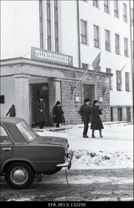 Vaade Rakvere 1. Keskkooli hoonele NSV Liidu Ülemnõukogu valimiste ajal.