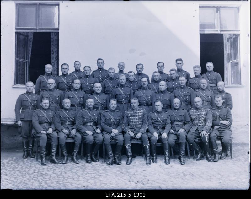 5. Suurtükiväegrupi sõjaväelased; I reas vasakult 4. suurtükiväegrupi ülem kolonel Jüri Hellat (end Kirschbaum), 5. ratsaväe inspektor kindralmajor Gustav Jonson.