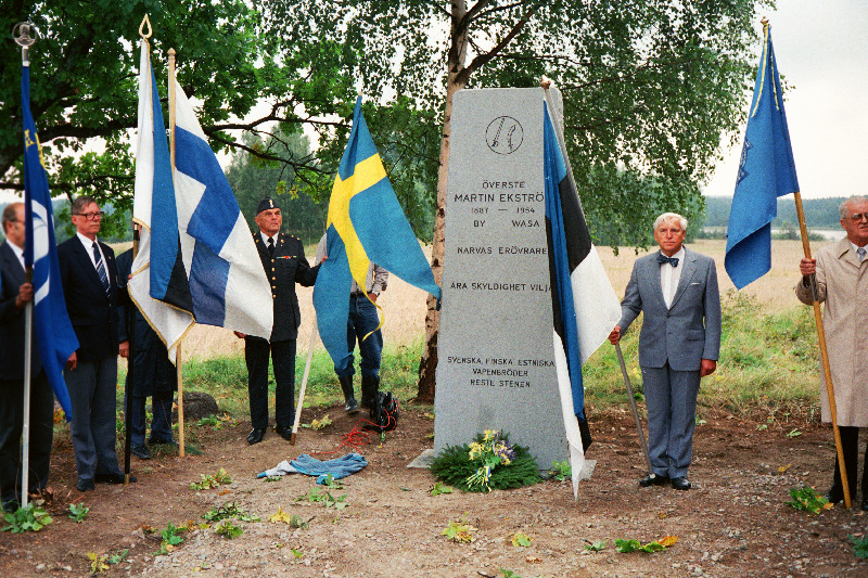 Kolonel Martin Ekströmi mälestussamba avamine Dalarnas Gålsbo külas 03.09.1988. Eesti lippu hoiab Mihkel Mathiesen