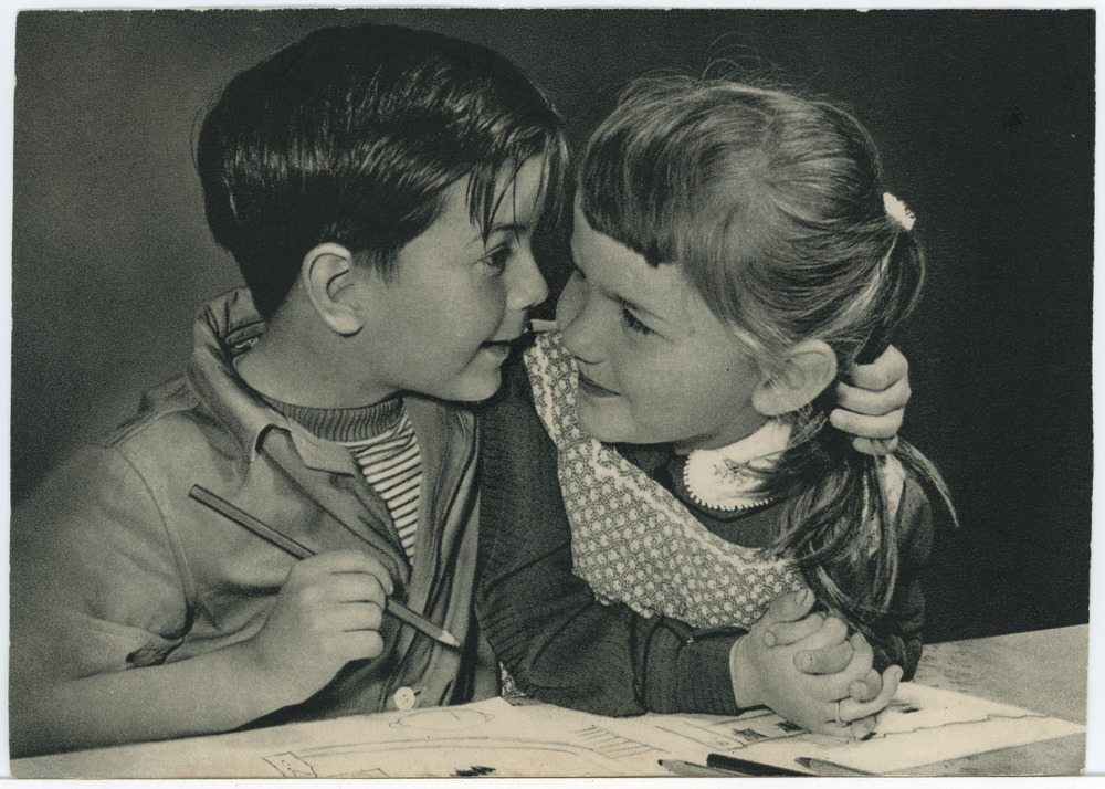 Väike poiss ja tüdruk meisterdamas, fotokoopia