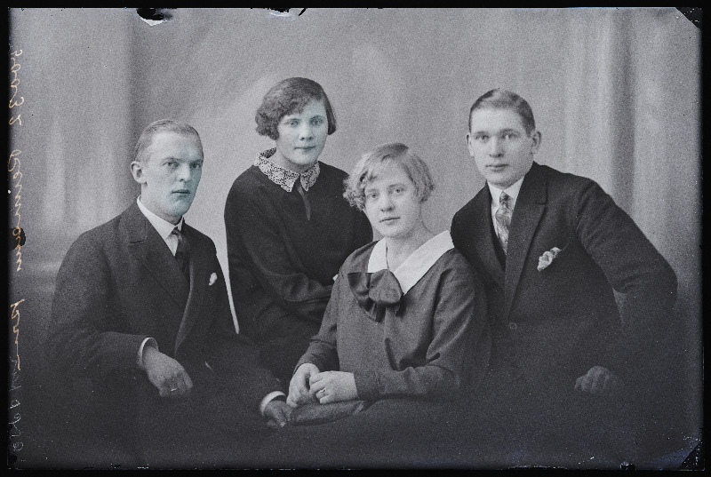 Grupp inimesi, (foto tellija Reimann).