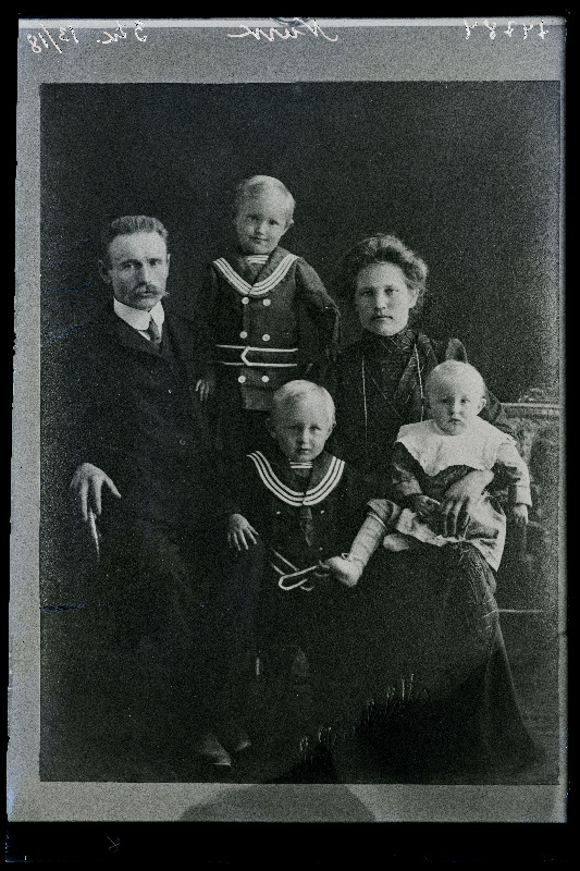 Perekonnafoto, (24.10.1940 fotokoopia, tellija Nurk).
