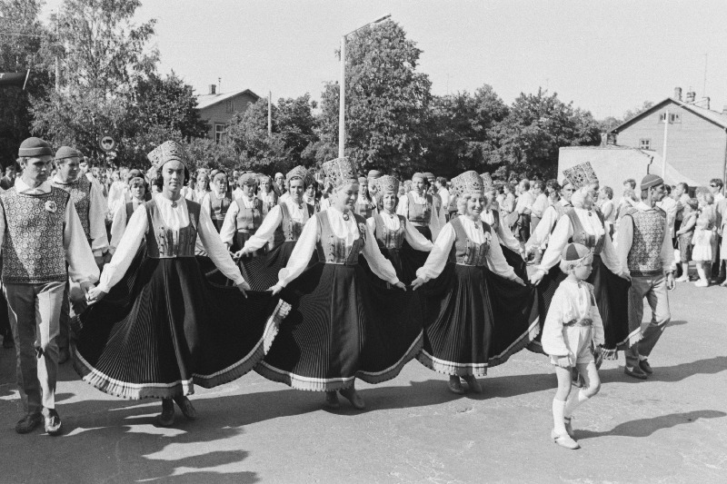 Eesti NSV 33. aastapäevale pühendatud III rahvatantsupeost osavõtjate rongkäik.