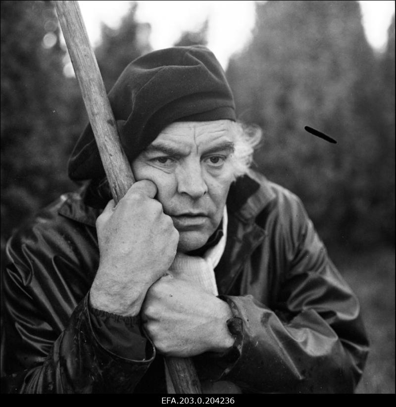 Stseen Tallinnfilmi mängufilmist "Corrida". Murelik Osvald Rass (Rein Aren).