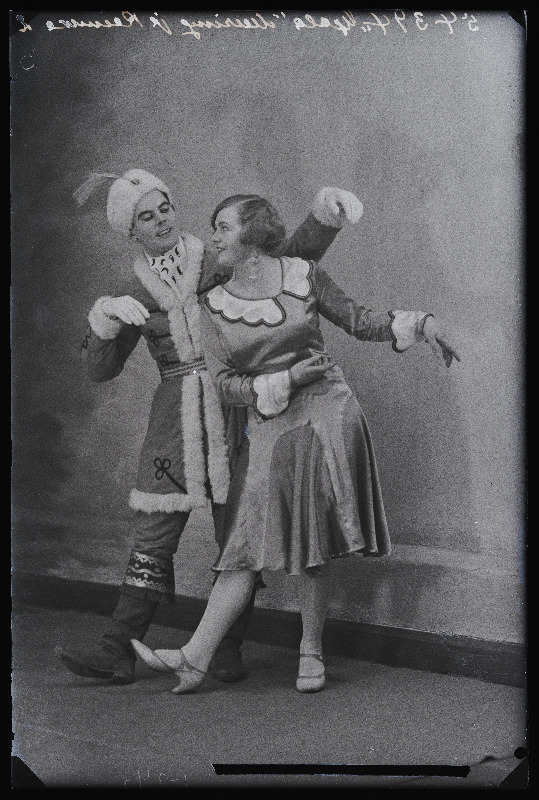 Ugala teatri näitlejad Elfriede Reinike (Riina Reinik) ja Alfred Meering (Mering) lavakostüümides.