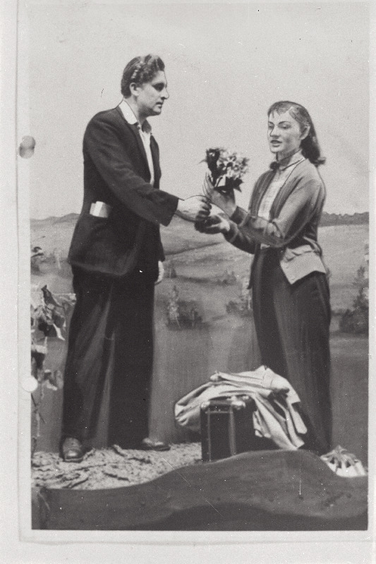 Stseen G. Priede näidendist Normundi tütarlaps Viljandi Draamateatris Ugala. Vasakult Normund - Edgar Valge, Gundega - Hilja Varem.