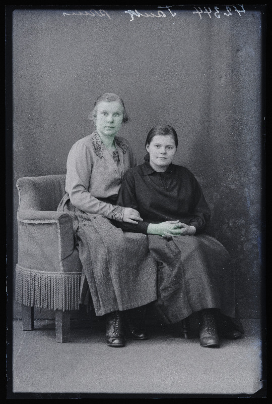 Kaks naist, (foto tellija Tauk).