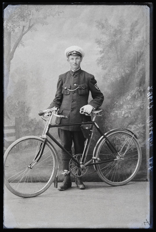 Sõjaväelane Rössler jalgrattaga.