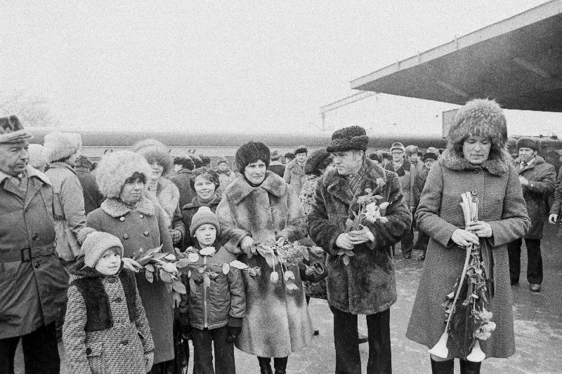 NLKP XXVI kongressi delegaatide vastuvõtt Balti jaamas. Vasakult: M.Svetlanova ja sotsialistliku töö kangelased L.Peips ning V.Mõnzu ja A.Lipitski.