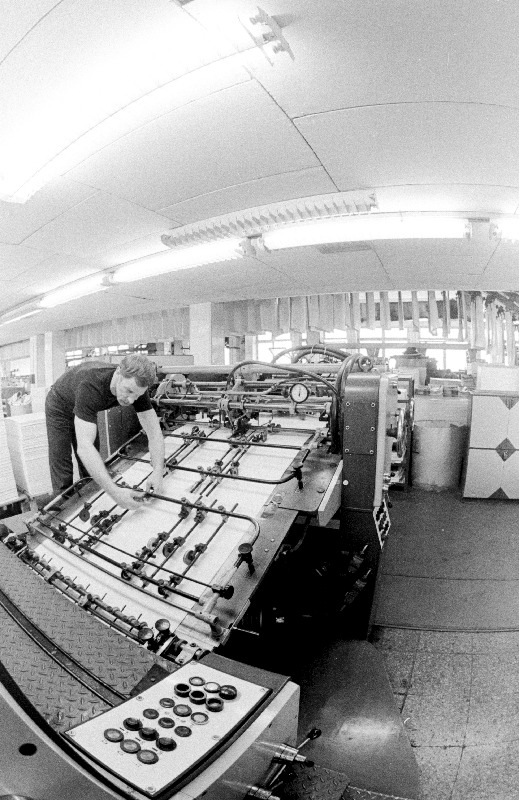 Eesti NSV teeneline polügrafist, EKP Keskkomitee Kirjastuse trükikoja trükkal Endel Sein töö juures.