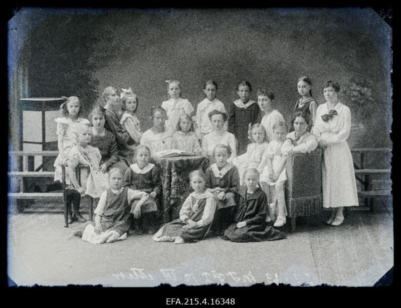 Viljandi Kroonu Tütarlaste Gümnaasiumi I ja III ettevalmistusklass.