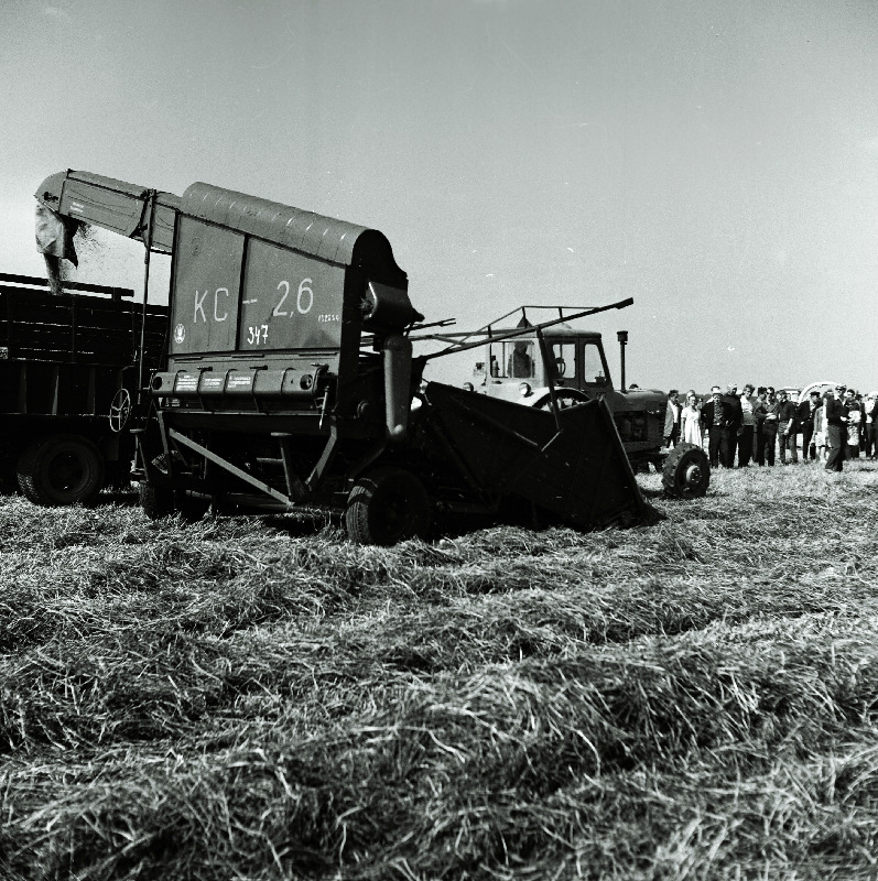 Põllumajandusmasinate näitus Vinni näidissovhoostehnikumis.