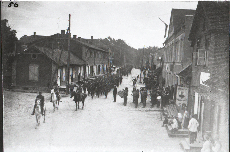 Vabadussõda. 2.Jalaväepolgu 3.pataljon marssimas Marienburgis (Aluksne).