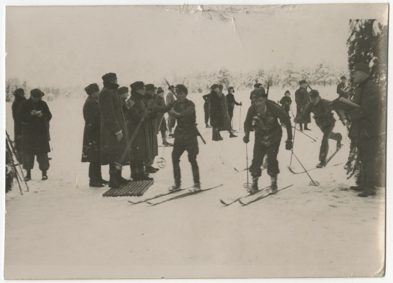 Kaitseliidu üleriiklikud suusatamisvõistlused Elvas 16.-17.02.1935, patrullsuusatamise võistluse esimesena lõpetanud Viru maleva meeskond jõuab finišisse