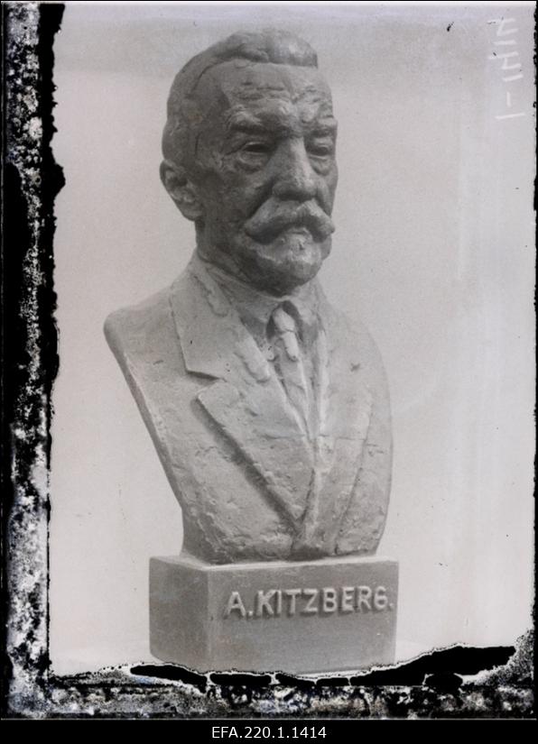 F. Sannamees. August Kitzbergi portree. Kips, 1925.