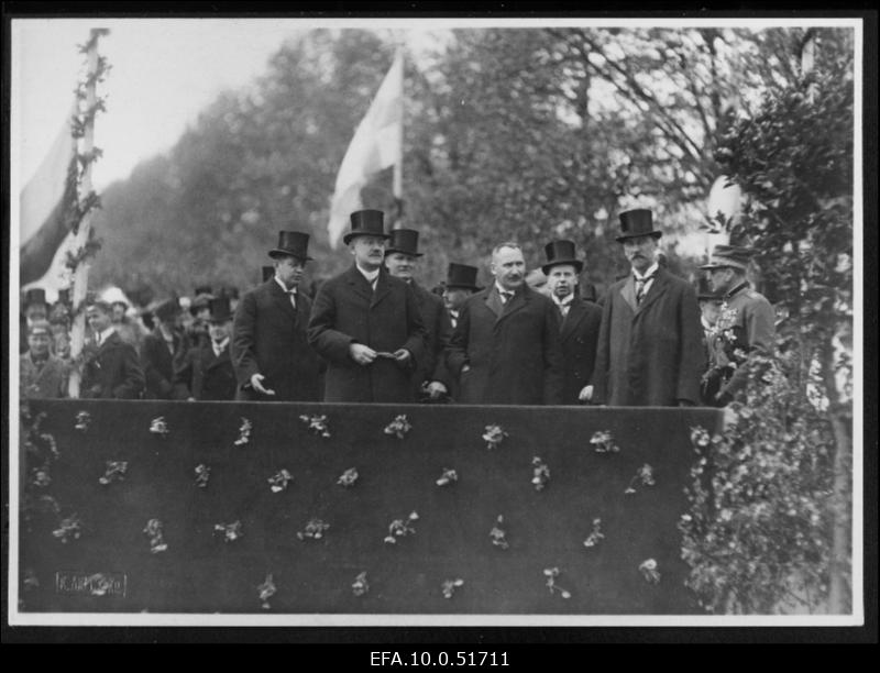 Soome president Relander, Eesti riigivanem Jaakson, haridusminister professor Rahamägi, riigikogu esimees Tõnisson, kindral Tõrvand jt. Vabaduse platsil sõjaväeparaadi vastu võtmas.