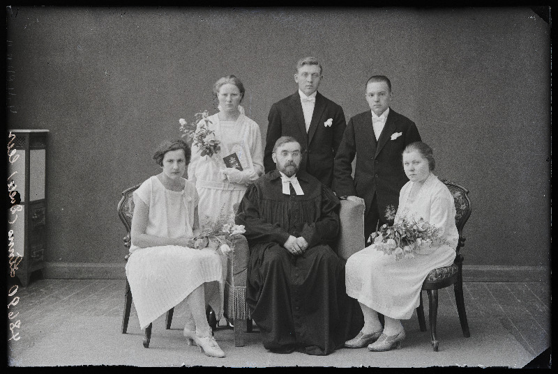 Viljandi Jaani koguduse (linnakoguduse) leer: I reas vasakult 1. Märtson [Martson], 2. pastor August Osvald Westren-Doll, 3. Järv; II reas vasakult 1. Vihvelin, 2. Rätsep, 3. Sester.