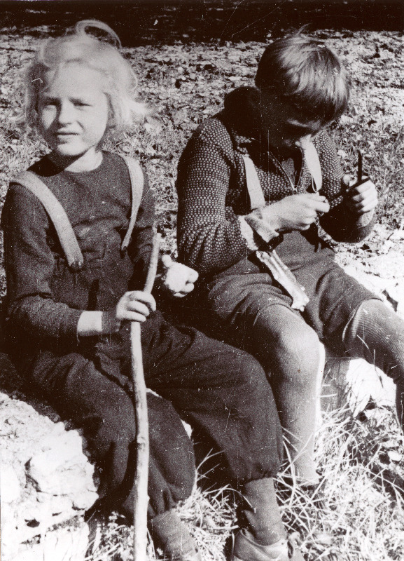 Eesti põgenikud Tiroolis. Eesti lapsed Meeli ja Arne Olli.