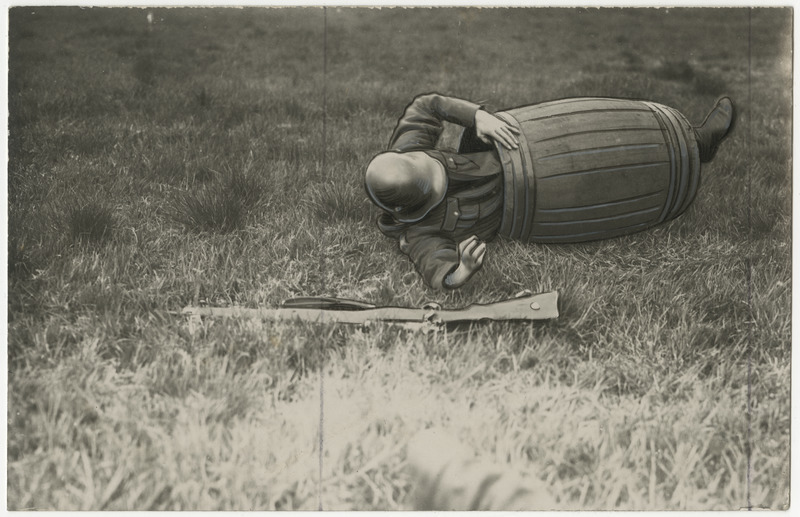 Kaitseväe ühendatud õppeasutuste spordipidu ja lahingdemonstratsioon ehk ka "Hipodroomi sõda" Tallinna hipodroomil 06.06.1929, võistleja takistusjooksul tünnist läbi ronimas