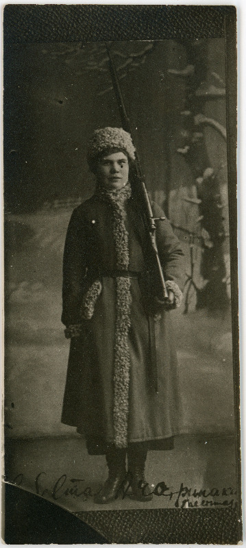 Punakaartlane Selma Arro (Aru, Jänes), talverõivais, püss õlal. Stuudifoto.