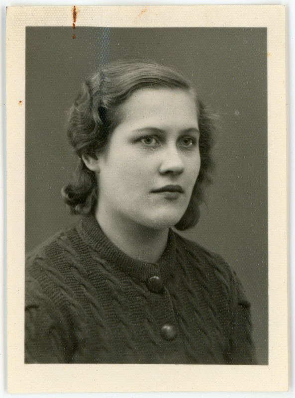 Boitsov, Klaudia, sünd 1918. Portreefoto välispassi saamiseks esitatud avalduse juurde