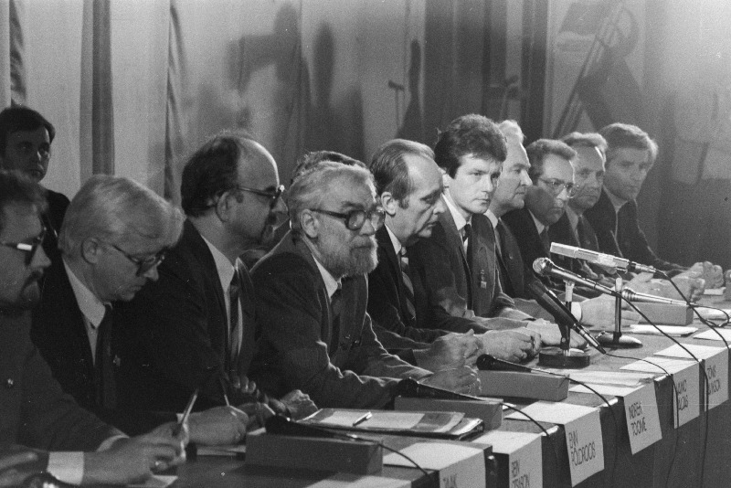 Eesti NSV juhtkonna pressikonverents Eestimaa Rahvarinde asutaval kongressil kodu- ja välisajakirjanikele. Vasakult: Eesti NSV Kultuurikomitee esimees Jaak Kaarma, Eesti NSV Plaanikomitee esimees Rein Otsason, Eesti NSV Kunstnike Liidu juhatuse esimees Enn Põldroos, EKP Keskkomitee esimene sekretär Vaino Väljas, väliskommentaator Tõnis Avikson, Eesti NSV Ülemnõukogu Presiidiumi esimees Arnold Rüütel, Eesti NSV Ministrite Nõukogu esimehe esimene asetäitja Ain Soidla, Eesti NSV Teaduste Akadeemia asepresident Arno Köörna, ENSV Teaduste Akadeemia Ajaloo Instituudi sektorijuhataja Mikk Titma.