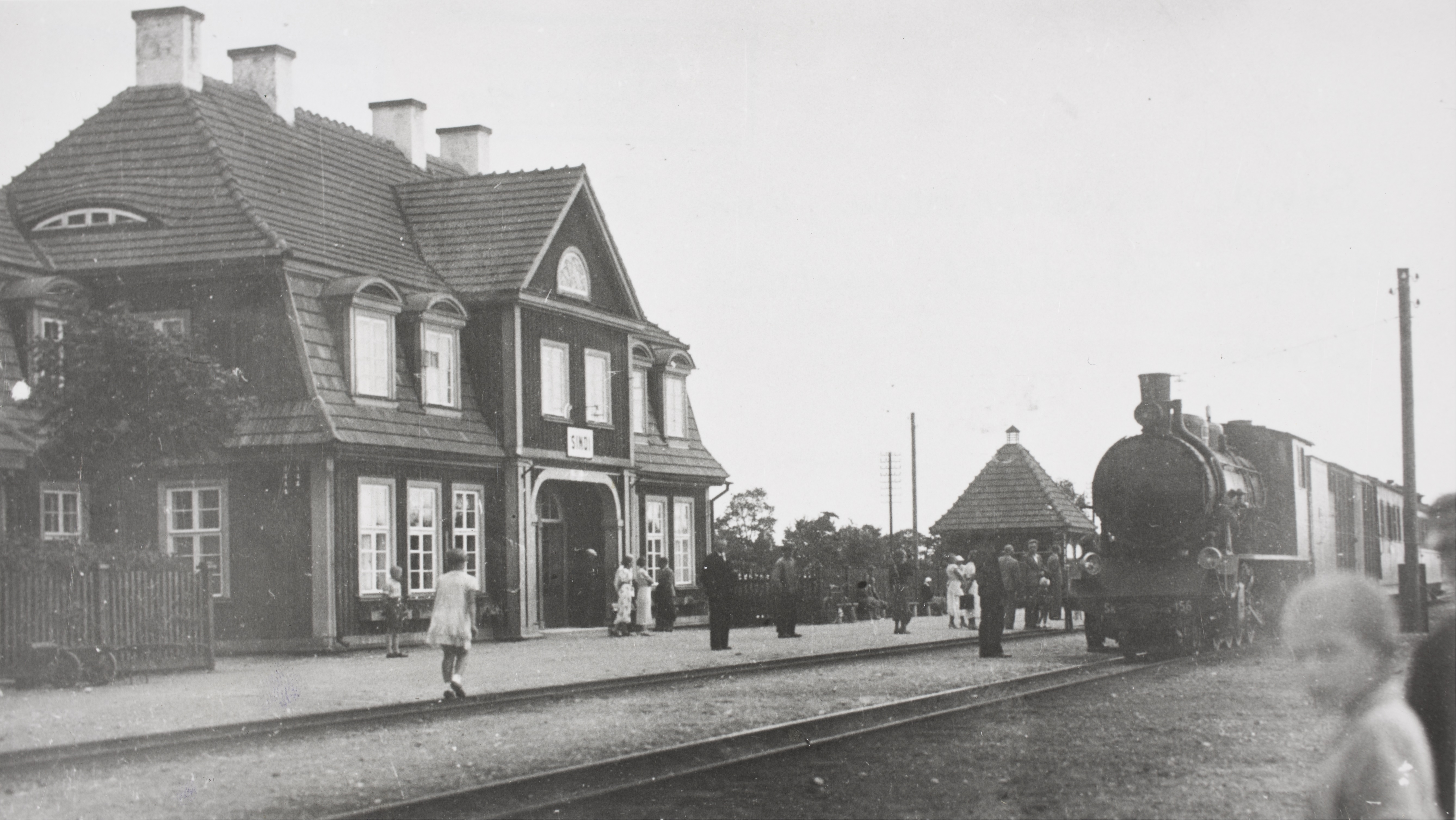 Sindi raudteejaam koos Tallinna suunast saabuva rongiga 1930. aastatel
