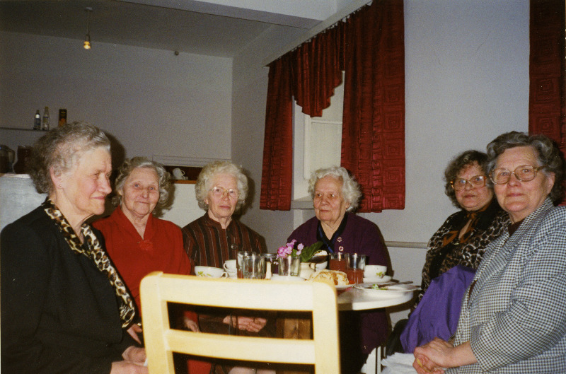 Matemaatikaõpetajad Asta Haamer, Evi Kurik, Armilda Siima, Aino Espe, Ilse Juns ja Linda Andra Tartu Õpetajate Seminari 1949. aasta lennu vilistlaste kokkutulekul.