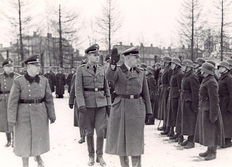 SS-Obergruppenführer Hinrich Möller (ees) ja Tartu piirkonnakomissar Kurt Meenen (keskel) tervitavad eesti vabatahtlikke 29. Kaitsepataljonist peale aastast rindel viibimist.