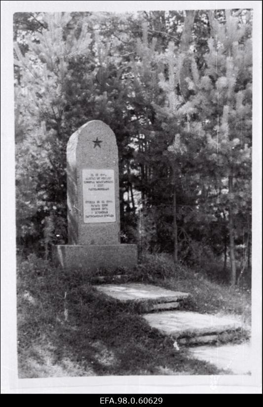 I Eesti partisanibrigaadi randumiskohta 26.02.1944.a tähistav mälestussammas Kohtla-Järve rajoonis Alajõe külanõukogus Katase külas Peipsi kaldal.