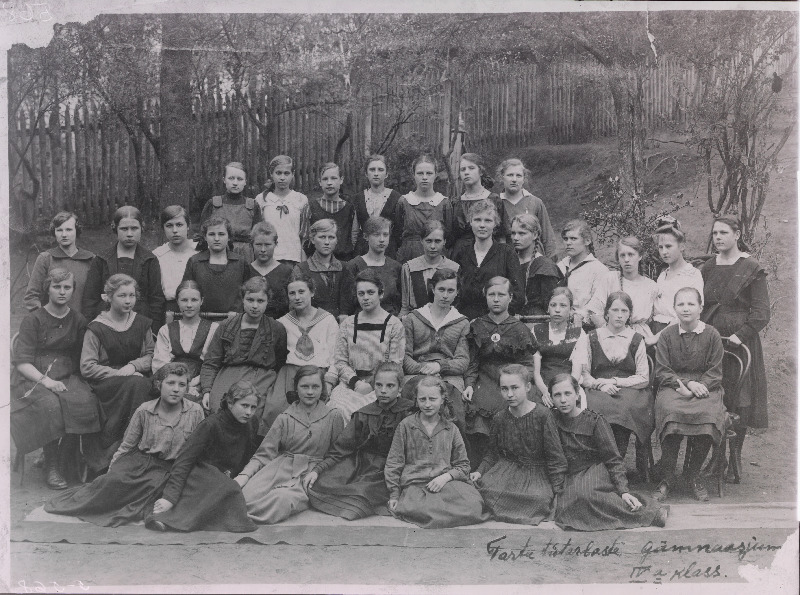 Grupp Tartu tütarlaste gümnaasiumi IV a klassi õpilasi.