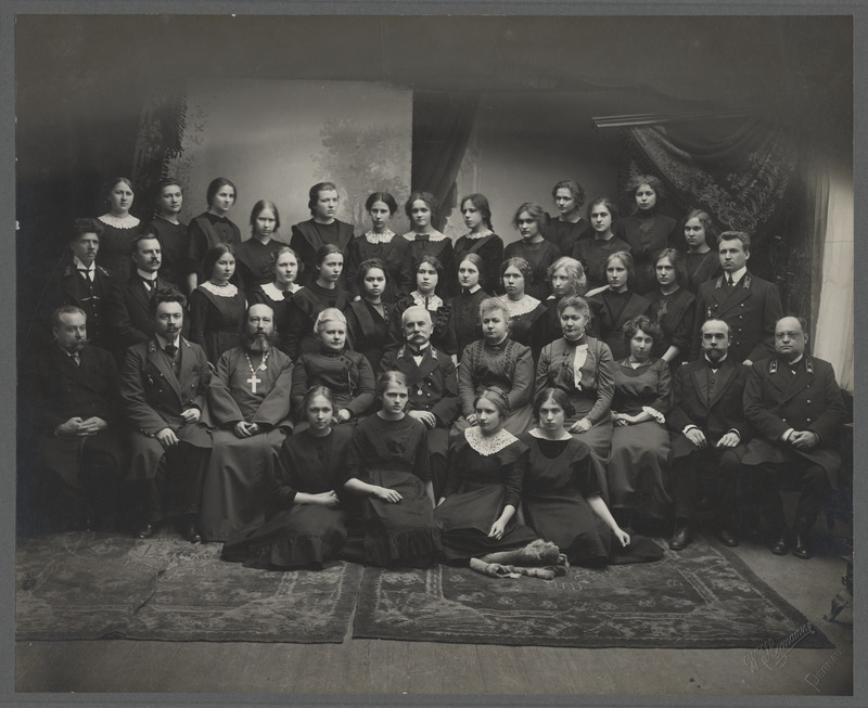 Pärnu Linna Tütarlaste Gümnaasiumi 7a klassi õpilased koos õppejõududega