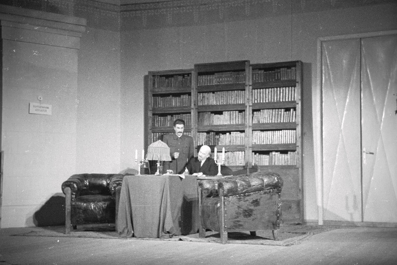 Stseen V. Višnevski näidendist „Unustamatu 1919“ Riiklikus Teatris „Vanemuine“. J. V. Stalin – Aleksander Laar (vasakul), V. I. Lenin – Aleksander Mälton.