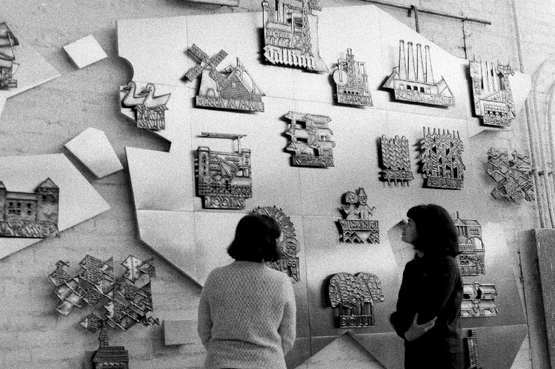 Leipzigi kevadmessil demonstreerivad Tallinna Kunstitoodete Kombinaadi metallehistöö ateljees kunstnik Haivi Raadiku kavandi järgi vasest kohrutustehnikas valmistatud seinapannood- "Eestimaa kaart".